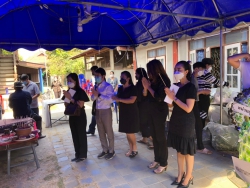 20220129072254(1).jpg - คณะครูและผู้บริหารร่วมวางหรีดเคารพศพแสดงความเสียใจกับครอบครัวครูสุพิน | https://ssl.ac.th