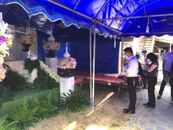 20220129072254.jpg - คณะครูและผู้บริหารร่วมวางหรีดเคารพศพแสดงความเสียใจกับครอบครัวครูสุพิน | https://ssl.ac.th