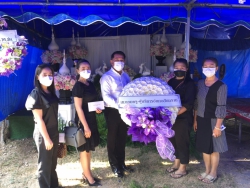 20220129072255(1).jpg - คณะครูและผู้บริหารร่วมวางหรีดเคารพศพแสดงความเสียใจกับครอบครัวครูสุพิน | https://ssl.ac.th