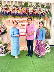 20240922050718.jpg - ผอ.ประพันธ์ ทองหนัก และรองฯสุภาภรณ์ สุตาเป็นตัวแทนผู้บริหารและบุคลากรทางการศึกษาโรงเรียนสันทรายหลวงร่วมมุทิตาคารวะ ท่านคุณครู. ศรีฟ้า จีรัตน์ | https://ssl.ac.th