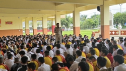 20240928085059.jpg - ทีมงานกิจการนักเรียน งานปกครองโรงเรียนและตำรวจ สภ.สันทราย ให้ความรู้ กำกับดูแล ตรวจค้นสิ่งผิดกฎระเบียบของโรงเรียน | https://ssl.ac.th