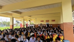 20240928085104.jpg - ทีมงานกิจการนักเรียน งานปกครองโรงเรียนและตำรวจ สภ.สันทราย ให้ความรู้ กำกับดูแล ตรวจค้นสิ่งผิดกฎระเบียบของโรงเรียน | https://ssl.ac.th
