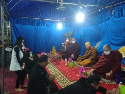 20220129073341.jpg - คณะครูและผู้บริหารร่วมเป็นเจ้าภาพสวดพระอภิธรรมคืนสุดท้ายคุณยาย คำบาง | https://ssl.ac.th