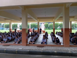 20241007074440.jpg - ฝ่ายบริหาร คณะครู นักเรียนโรงเรียนสันทรายหลวง ร่วมยืนสงบนิ่งไว้อาลัยแด่คณะครูนักเรียน โรงเรียนวัดเขาพระยาสังฆาราม อ.ลานสัก จ.อุทัยธานี | https://ssl.ac.th