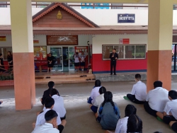 20241007074442.jpg - ฝ่ายบริหาร คณะครู นักเรียนโรงเรียนสันทรายหลวง ร่วมยืนสงบนิ่งไว้อาลัยแด่คณะครูนักเรียน โรงเรียนวัดเขาพระยาสังฆาราม อ.ลานสัก จ.อุทัยธานี | https://ssl.ac.th
