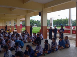 20241007074444.jpg - ฝ่ายบริหาร คณะครู นักเรียนโรงเรียนสันทรายหลวง ร่วมยืนสงบนิ่งไว้อาลัยแด่คณะครูนักเรียน โรงเรียนวัดเขาพระยาสังฆาราม อ.ลานสัก จ.อุทัยธานี | https://ssl.ac.th