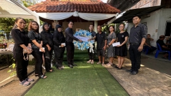 20241024031019.jpg - ผอ.ประพันธ์ ทองหนัก พร้อมคณะครูร่วมวางหรีดเคารพศพคุณแม่ประภาพร ตาสุข  | https://ssl.ac.th