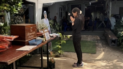 20241024031023.jpg - ผอ.ประพันธ์ ทองหนัก พร้อมคณะครูร่วมวางหรีดเคารพศพคุณแม่ประภาพร ตาสุข  | https://ssl.ac.th