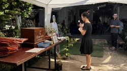 20241024031024.jpg - ผอ.ประพันธ์ ทองหนัก พร้อมคณะครูร่วมวางหรีดเคารพศพคุณแม่ประภาพร ตาสุข  | https://ssl.ac.th