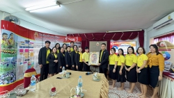20241119073212.jpg - ตัวแทนคณะฯ ครู รร. อนุบาลสังขละบุรีสพป.กาญจนบุรี เขต.2 ให้เกียรติมาส่งครูอนุธิดา ซุยกระเดื่อง ในโอกาสย้ายมาดำรงตำแหน่ง | https://ssl.ac.th