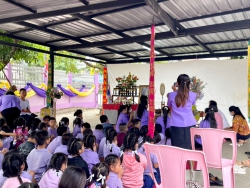 20241201074938.jpg - ผู้อำนวยการโรงเรียน เป็นตัวแทน รร. สันทรายหลวง ร่วมทำบุญฯ สร้างรั้ว รร. วัดสันคะยอม | https://ssl.ac.th