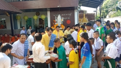 20241203021611.jpg - คุณไมโลและคณะผู้ใหญ่ใจดี มีความเอื้อเฟื้อแจกข้าวสารให้กับนักเรียน 100 ถุง | https://ssl.ac.th