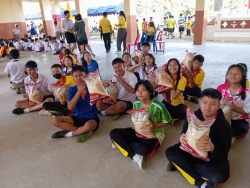 20241203021618.jpg - คุณไมโลและคณะผู้ใหญ่ใจดี มีความเอื้อเฟื้อแจกข้าวสารให้กับนักเรียน 100 ถุง | https://ssl.ac.th