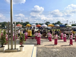 20241221062754(1).jpg - ผอ.ประพันธ์ ทองหนัก ร่วมพิธีเปิดป้ายอาคารเรียน รร. บ้านเจดีย์ | https://ssl.ac.th