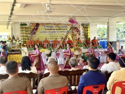 20241221062755.jpg - ผอ.ประพันธ์ ทองหนัก ร่วมพิธีเปิดป้ายอาคารเรียน รร. บ้านเจดีย์ | https://ssl.ac.th