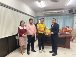 20250108033247.jpg - ผอ.ประพันธ์ ทองหนัก ตัวแทนผู้บริหาร, คณะครู โรงเรียนสันทรายหลวงสวัสดีปีใหม่ ท่าน. คงกระพัน ( ศธจ. ชม) | https://ssl.ac.th