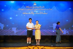 20250113034703.jpg - ขอแสดงความยินดีและชื่นชมด.ช.จิรธาดา เรือนวาส นักเรียนระดับชั้นมัธยมศึกษาปีที่ ๒/๑ เข้าพิธีรับมอบโล่เชิดชูเกียรติ เด็กและเยาวชนสร้างสรรค์วัฒนธรรมไทย | https://ssl.ac.th