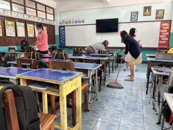 20250222044233.jpg - ครูประจำชั้นทำความสะอาดห้องเรียน โต๊ะเรียนทุกห้อง เนื่องจากขณะนี้มีการแพร่ระบาดโรคไข้หวัดใหญ่ สายพันธุ์A /โรคอีดำอีแดง | https://ssl.ac.th
