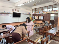 20250222044234(1).jpg - ครูประจำชั้นทำความสะอาดห้องเรียน โต๊ะเรียนทุกห้อง เนื่องจากขณะนี้มีการแพร่ระบาดโรคไข้หวัดใหญ่ สายพันธุ์A /โรคอีดำอีแดง | https://ssl.ac.th