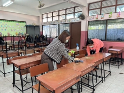 20250222044234.jpg - ครูประจำชั้นทำความสะอาดห้องเรียน โต๊ะเรียนทุกห้อง เนื่องจากขณะนี้มีการแพร่ระบาดโรคไข้หวัดใหญ่ สายพันธุ์A /โรคอีดำอีแดง | https://ssl.ac.th