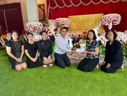 20250226065356(1).jpg - ผอ.ประพันธ์ ทองหนักพร้อมตัวแทน รร. สท. ร่วมวางหรีดเคารพ ท่านรองฯ เขต. วิชัย มั่นชา ( อดีตรองฯ สพป.ชม.เขต.2) | https://ssl.ac.th