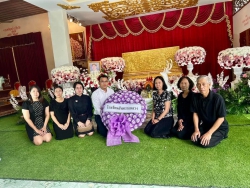 20250226065356.jpg - ผอ.ประพันธ์ ทองหนักพร้อมตัวแทน รร. สท. ร่วมวางหรีดเคารพ ท่านรองฯ เขต. วิชัย มั่นชา ( อดีตรองฯ สพป.ชม.เขต.2) | https://ssl.ac.th