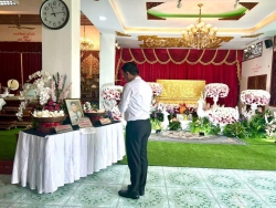 20250226065357.jpg - ผอ.ประพันธ์ ทองหนักพร้อมตัวแทน รร. สท. ร่วมวางหรีดเคารพ ท่านรองฯ เขต. วิชัย มั่นชา ( อดีตรองฯ สพป.ชม.เขต.2) | https://ssl.ac.th