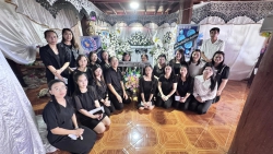 20250317065446.jpg - ตัวแทนคณะครูผู้บริหารร่วมวางหรีดเคารพศพพ่ออินแปลง ดอนแก้ว บิดาครูกุลธร ดอนแก้ว | https://ssl.ac.th