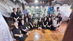 20250317065447.jpg - ตัวแทนคณะครูผู้บริหารร่วมวางหรีดเคารพศพพ่ออินแปลง ดอนแก้ว บิดาครูกุลธร ดอนแก้ว | https://ssl.ac.th