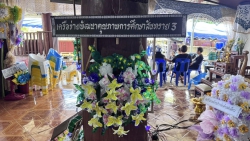 20250317065449.jpg - ตัวแทนคณะครูผู้บริหารร่วมวางหรีดเคารพศพพ่ออินแปลง ดอนแก้ว บิดาครูกุลธร ดอนแก้ว | https://ssl.ac.th