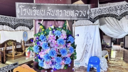 20250317065451.jpg - ตัวแทนคณะครูผู้บริหารร่วมวางหรีดเคารพศพพ่ออินแปลง ดอนแก้ว บิดาครูกุลธร ดอนแก้ว | https://ssl.ac.th