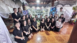 20250317065453.jpg - ตัวแทนคณะครูผู้บริหารร่วมวางหรีดเคารพศพพ่ออินแปลง ดอนแก้ว บิดาครูกุลธร ดอนแก้ว | https://ssl.ac.th