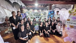 20250317065457.jpg - ตัวแทนคณะครูผู้บริหารร่วมวางหรีดเคารพศพพ่ออินแปลง ดอนแก้ว บิดาครูกุลธร ดอนแก้ว | https://ssl.ac.th