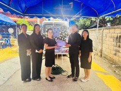 20250317065637.jpg - ตัวแทนคณะครูผู้บริหารร่วมวางหรีดเคารพศพพ่ออินแปลง ดอนแก้ว บิดาครูกุลธร ดอนแก้ว | https://ssl.ac.th