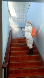 20220204071129.jpg - เจ้าหน้าที่จากเทศบาลตำบลสันทรายหลวง ให้ความอนุเคราะห์มาพ่นน้ำยาฆ่าเชื้อ | https://ssl.ac.th