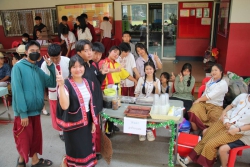 20250327035732(4).jpg - งานกาดมั่วคัวฮอม ข่วงผญ๋าภูมิปัญญาสันทราย  ประจำปีการศึกษา 2568 | https://ssl.ac.th