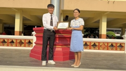 20250328100219.jpg - ทาง. รร. สท. มอบของที่ระลึกขอบคุณ..นศ.ฝึกสอน  | https://ssl.ac.th