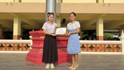 20250328100220.jpg - ทาง. รร. สท. มอบของที่ระลึกขอบคุณ..นศ.ฝึกสอน  | https://ssl.ac.th
