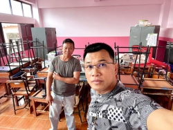 20250418013930.jpg - ผอ.ประพันธ์ ทองหนัก กำกับติดตามงานทาสีในห้องเรียนและงานแก้ไขล่องระบายน้ำโรงอาหาร | https://ssl.ac.th