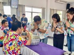 20250501025417.jpg - ตัวแทนผู้บริหาร,คณะครู รร. สท ร่วมประชุมฯ และสระเกล้าดำเกล้า ท่าน ประธาน อกคศ. ,ท่าน ผอ. เขตฯ ,ท่าน รองฯ เขต. | https://ssl.ac.th