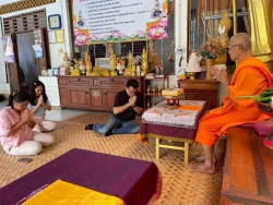 20250501031115.jpg - ผอ.ประพันธ์ ทองหนักพร้อมตัวแทน รร. สท. ร่วมสระเกล้าดำหัวผู้ใหญ่ตามจารีตประเพณีปี๋ใหม่เมือง | https://ssl.ac.th