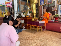 20250501031116.jpg - ผอ.ประพันธ์ ทองหนักพร้อมตัวแทน รร. สท. ร่วมสระเกล้าดำหัวผู้ใหญ่ตามจารีตประเพณีปี๋ใหม่เมือง | https://ssl.ac.th