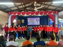 20250517052212.jpg - ทีมบริหารและคณะครูร่วมไปส่งท่านผอ.สุภาภรณ์ สุตา เข้ารับตำแหน่งผู้อำนวยการโรงเรียนบ้านโป่ง สพป.ชม.2 | https://ssl.ac.th
