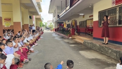 20250524022130.jpg - กิจกรรมหน้าเสาธง ท่านรองฯ กล่าวอำลานักเรียนและครูใหม่แนะนำตัว | https://ssl.ac.th