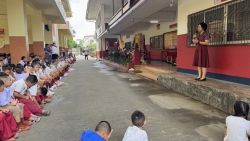 20250524022131.jpg - กิจกรรมหน้าเสาธง ท่านรองฯ กล่าวอำลานักเรียนและครูใหม่แนะนำตัว | https://ssl.ac.th