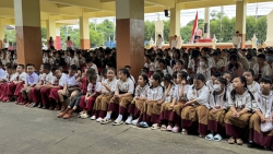 20250524022134.jpg - กิจกรรมหน้าเสาธง ท่านรองฯ กล่าวอำลานักเรียนและครูใหม่แนะนำตัว | https://ssl.ac.th