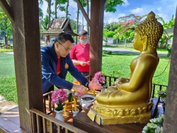 20250529094055.jpg - ผอ.ประพันธ์ ทองหนัก พร้อมทีมบริหารและคณะครู ร่วมไหว้เจ้าที่ ศาลพระภูมิ | https://ssl.ac.th