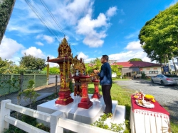 20250529094056(1).jpg - ผอ.ประพันธ์ ทองหนัก พร้อมทีมบริหารและคณะครู ร่วมไหว้เจ้าที่ ศาลพระภูมิ | https://ssl.ac.th