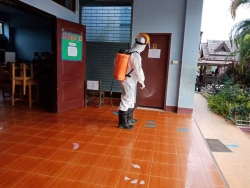 20220219024303.jpg - เจ้าหน้าที่จากเทศบาลตำบลสันทรายหลวง ให้ความอนุเคราะห์มาฉีดยาฆ่าเชื้อ | https://ssl.ac.th