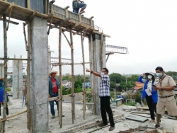 20220219024501.jpg - วิศวกร.อบจ.ชม. ตรวจสอบ ก่อนเทคานรับหลังคา | https://ssl.ac.th